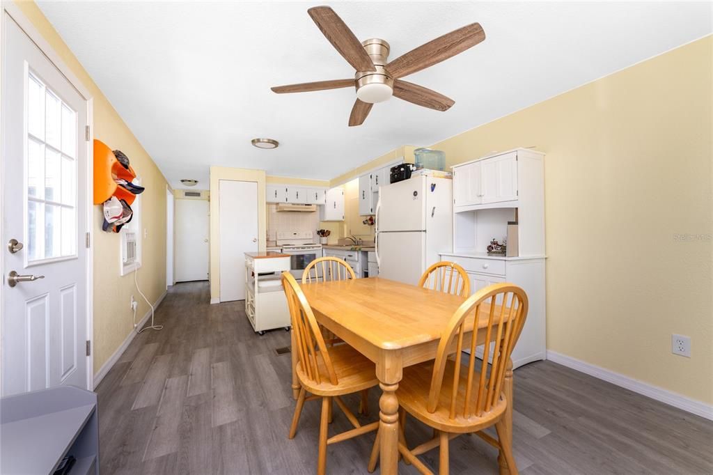 For Sale: $178,500 (2 beds, 2 baths, 950 Square Feet)