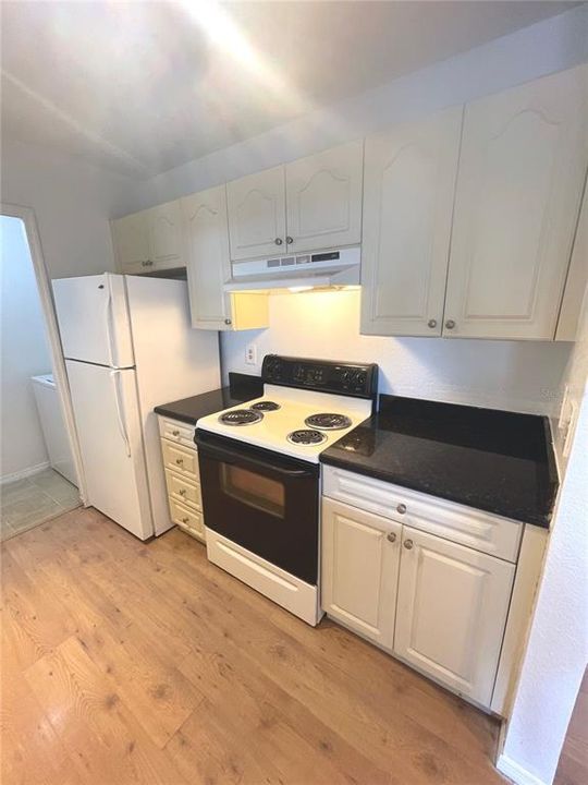 Active With Contract: $184,900 (1 beds, 1 baths, 650 Square Feet)