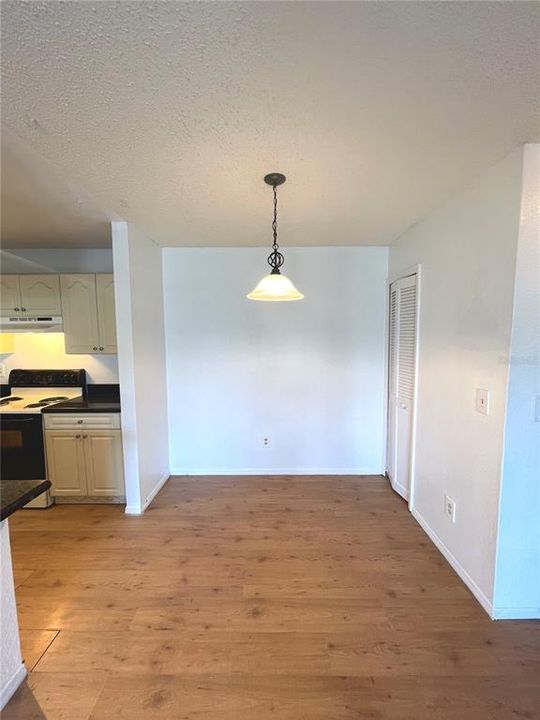 Active With Contract: $184,900 (1 beds, 1 baths, 650 Square Feet)