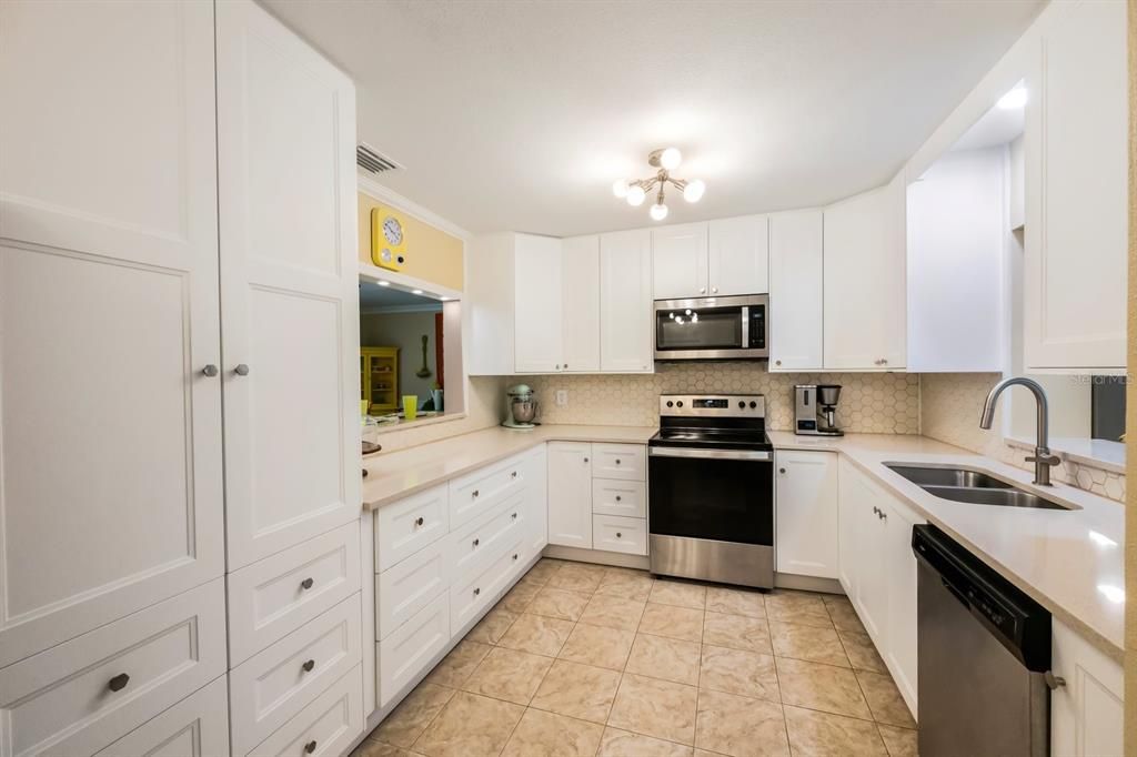 Kitchen W/Soft-Close Cabinetry