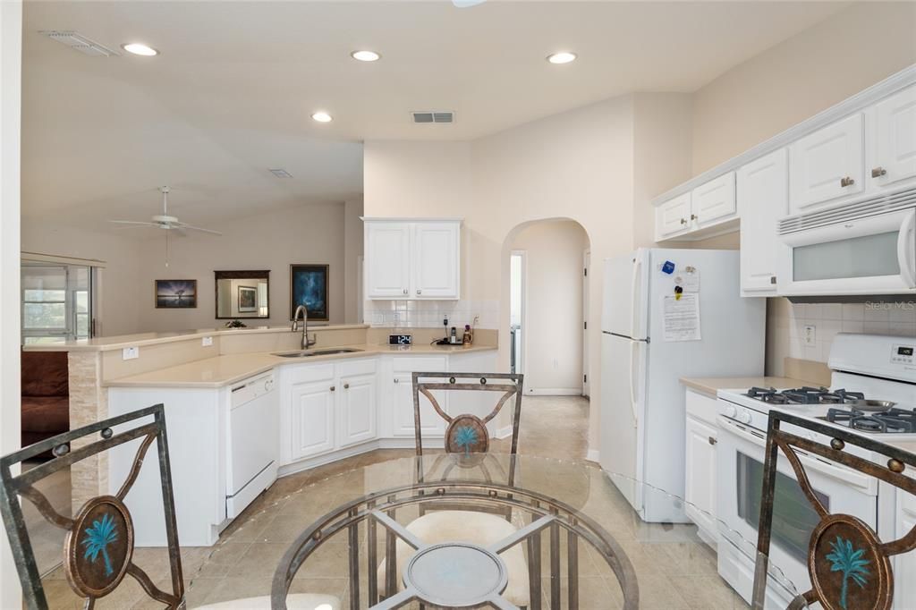 Active With Contract: $249,900 (2 beds, 2 baths, 1332 Square Feet)