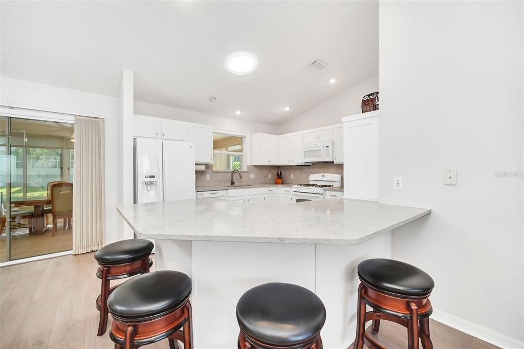 For Sale: $349,900 (2 beds, 2 baths, 1142 Square Feet)