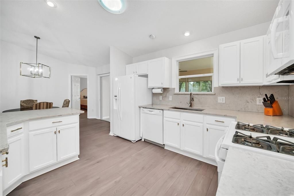 For Sale: $349,900 (2 beds, 2 baths, 1142 Square Feet)