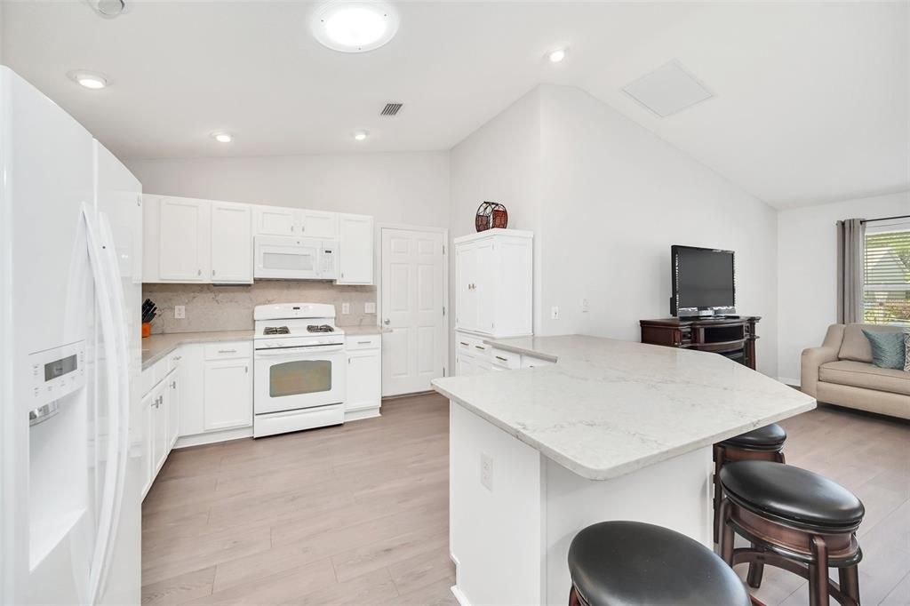 For Sale: $349,900 (2 beds, 2 baths, 1142 Square Feet)