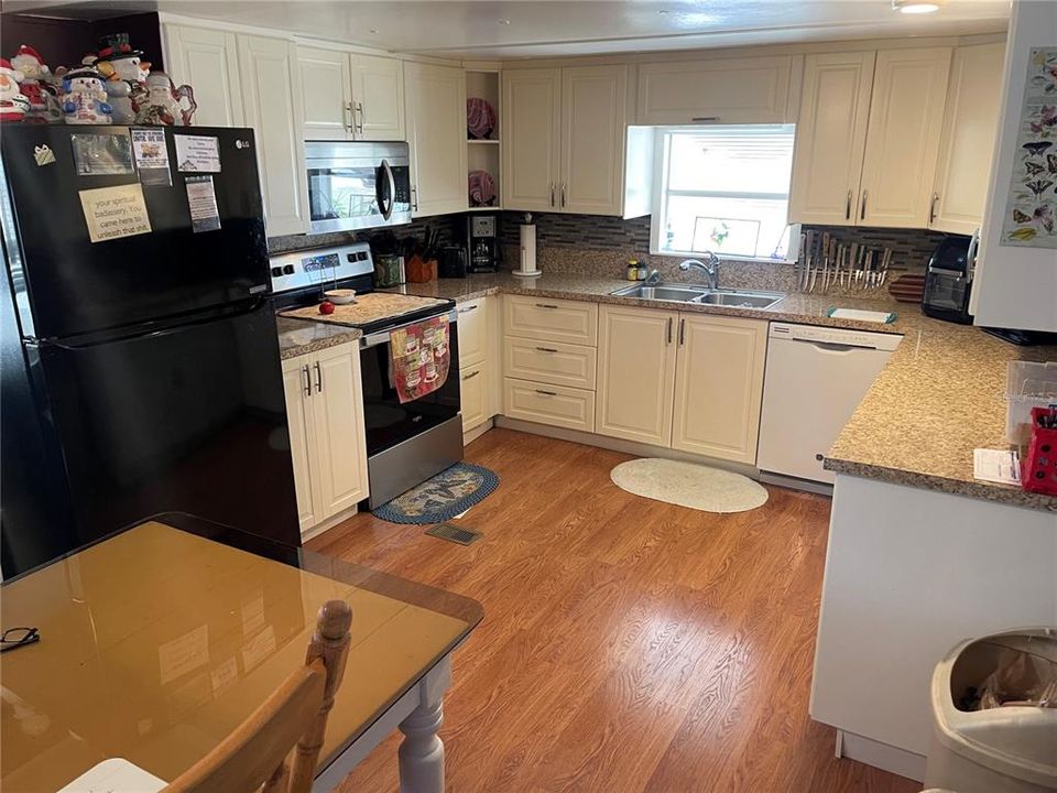 For Sale: $135,000 (2 beds, 2 baths, 841 Square Feet)