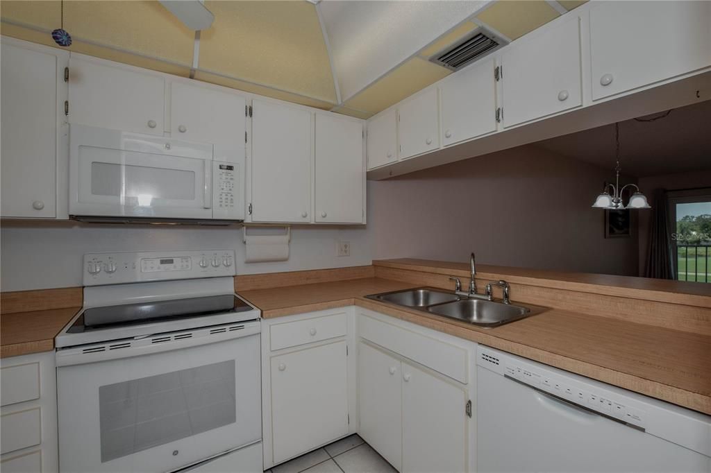 For Sale: $299,000 (2 beds, 2 baths, 946 Square Feet)