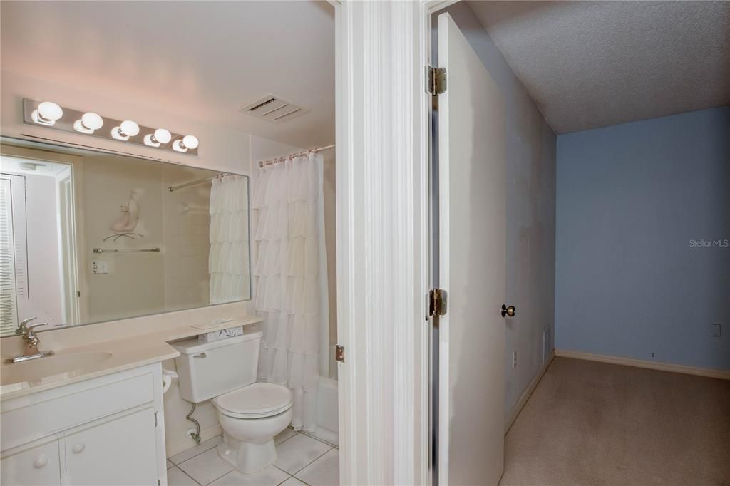 For Sale: $299,000 (2 beds, 2 baths, 946 Square Feet)