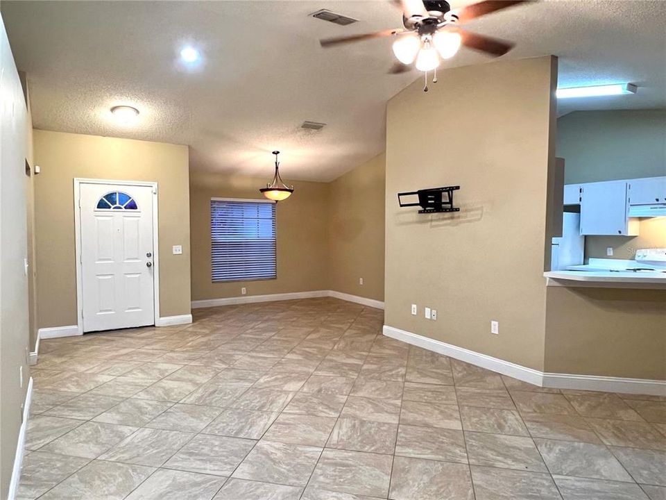 For Rent: $2,348 (4 beds, 2 baths, 1623 Square Feet)