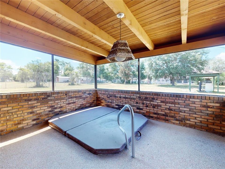 Huge Screened Porch - hot tub not operable