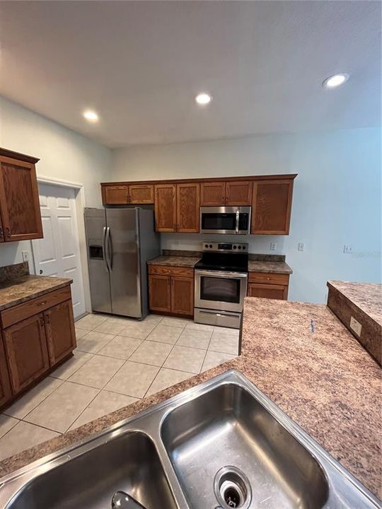 For Rent: $2,345 (3 beds, 2 baths, 1671 Square Feet)