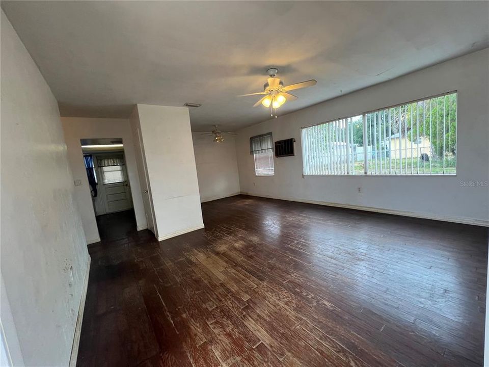 Active With Contract: $165,000 (2 beds, 1 baths, 925 Square Feet)