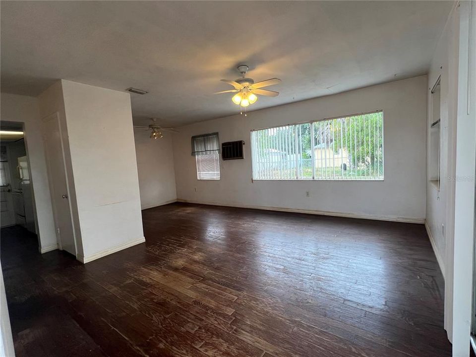 Active With Contract: $165,000 (2 beds, 1 baths, 925 Square Feet)