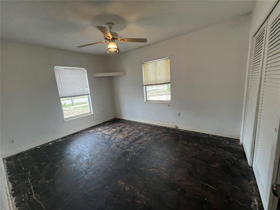 Active With Contract: $165,000 (2 beds, 1 baths, 925 Square Feet)