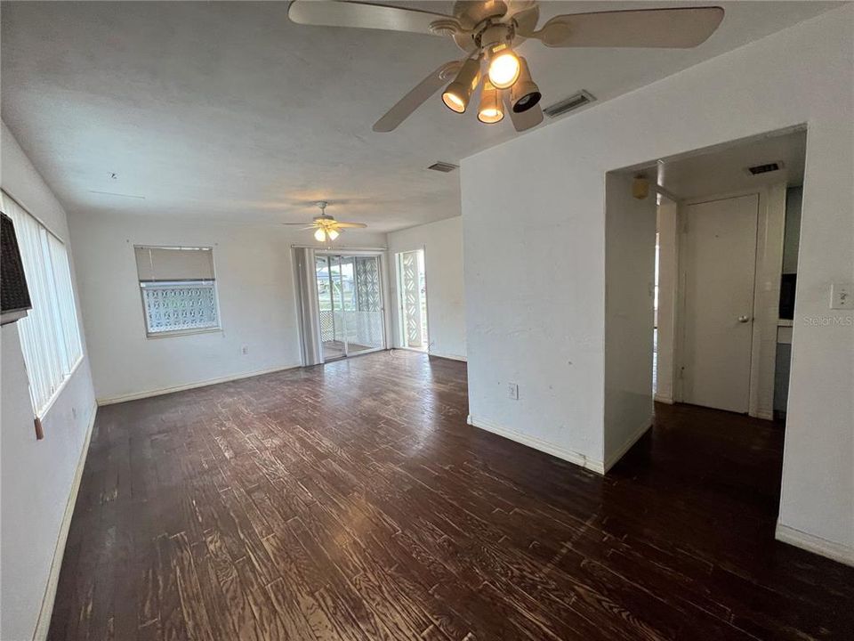 For Sale: $165,000 (2 beds, 1 baths, 925 Square Feet)