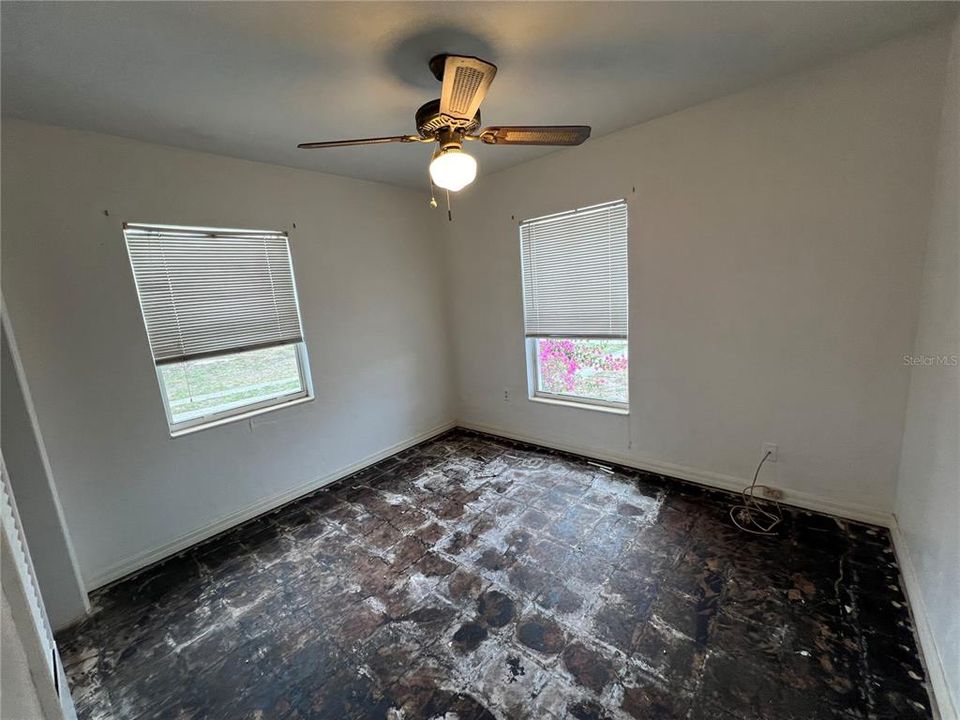 Active With Contract: $165,000 (2 beds, 1 baths, 925 Square Feet)