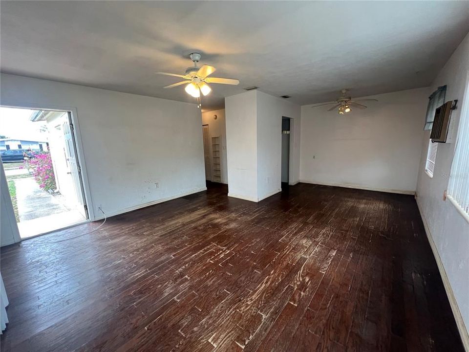 Active With Contract: $165,000 (2 beds, 1 baths, 925 Square Feet)