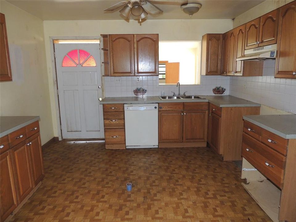 For Sale: $144,900 (2 beds, 2 baths, 1593 Square Feet)