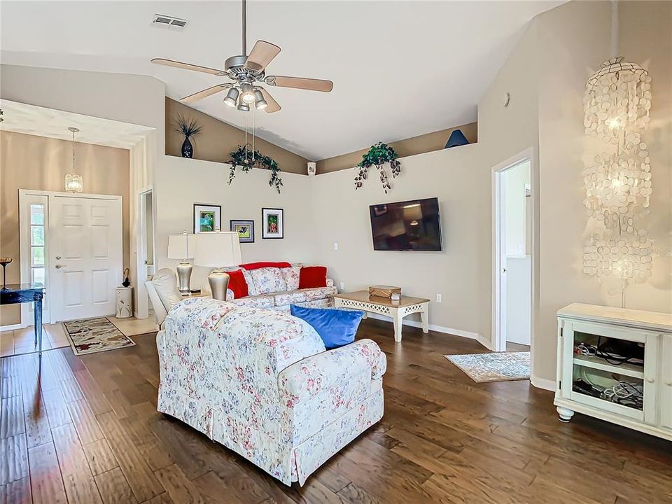 For Sale: $344,900 (3 beds, 2 baths, 1489 Square Feet)