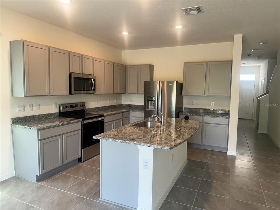 For Rent: $2,295 (3 beds, 3 baths, 1758 Square Feet)