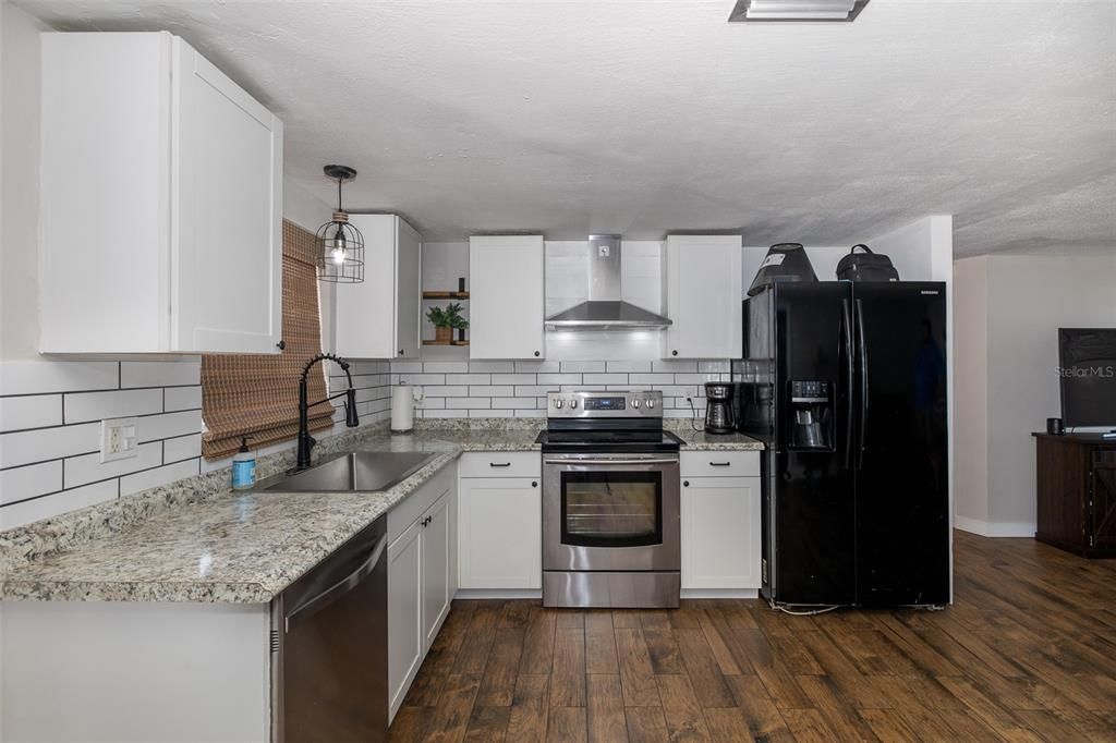 Active With Contract: $219,900 (2 beds, 1 baths, 932 Square Feet)