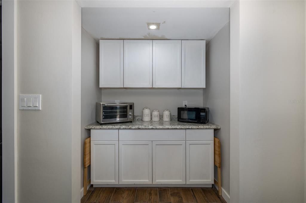 Active With Contract: $219,900 (2 beds, 1 baths, 932 Square Feet)