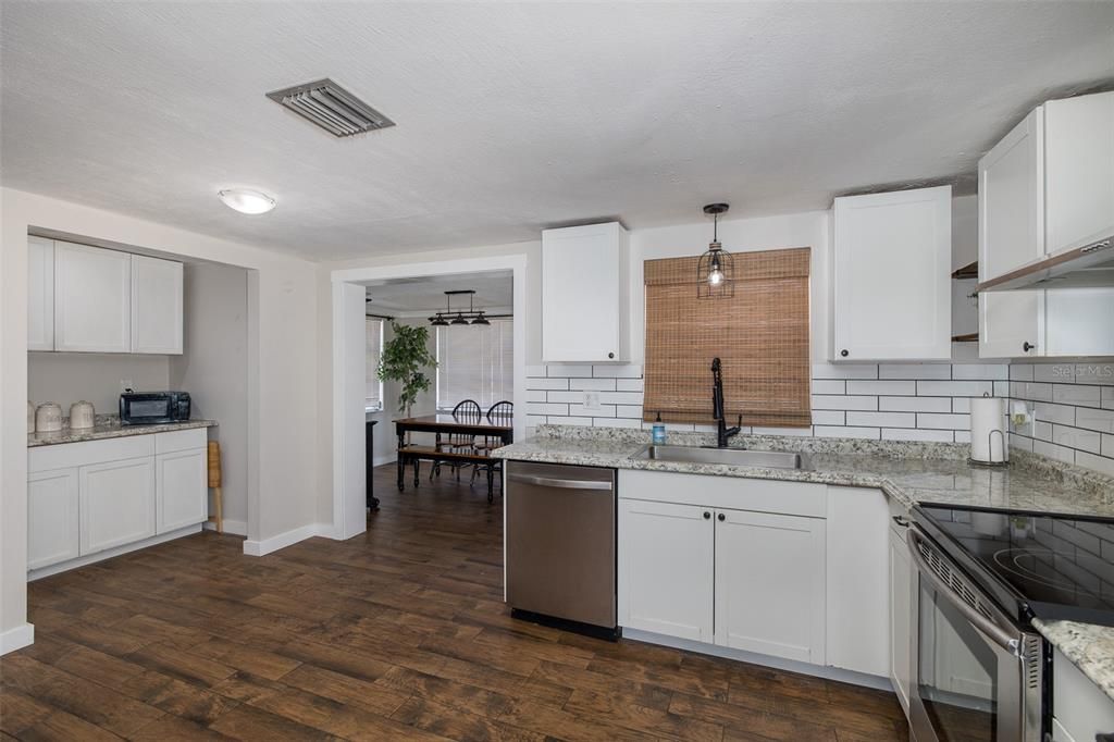 Active With Contract: $219,900 (2 beds, 1 baths, 932 Square Feet)