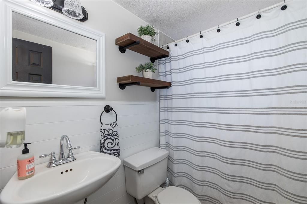 Active With Contract: $219,900 (2 beds, 1 baths, 932 Square Feet)