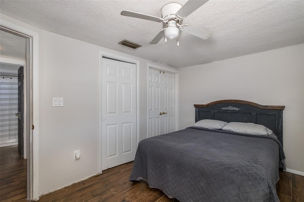 Active With Contract: $219,900 (2 beds, 1 baths, 932 Square Feet)