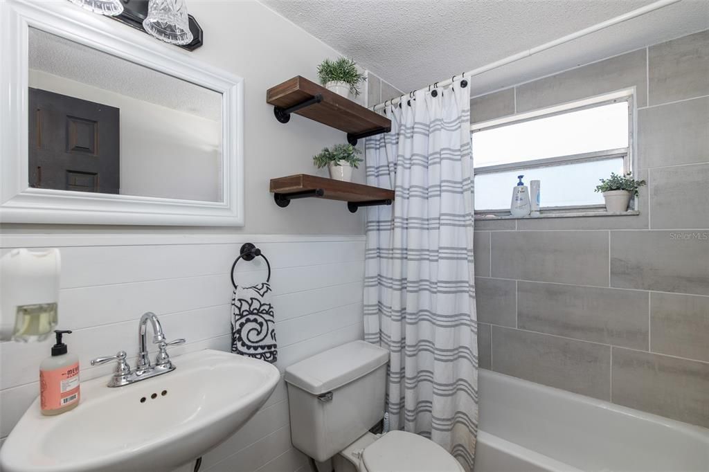 Active With Contract: $219,900 (2 beds, 1 baths, 932 Square Feet)