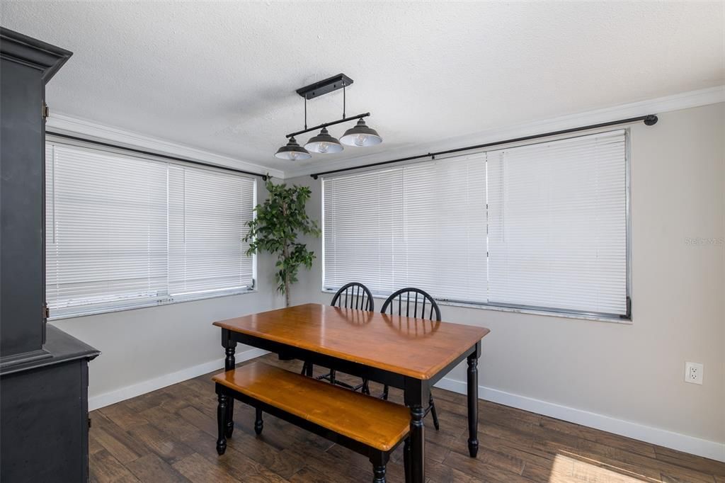 Active With Contract: $219,900 (2 beds, 1 baths, 932 Square Feet)