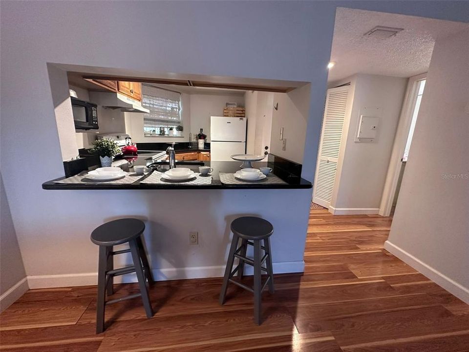 For Rent: $1,900 (2 beds, 1 baths, 770 Square Feet)