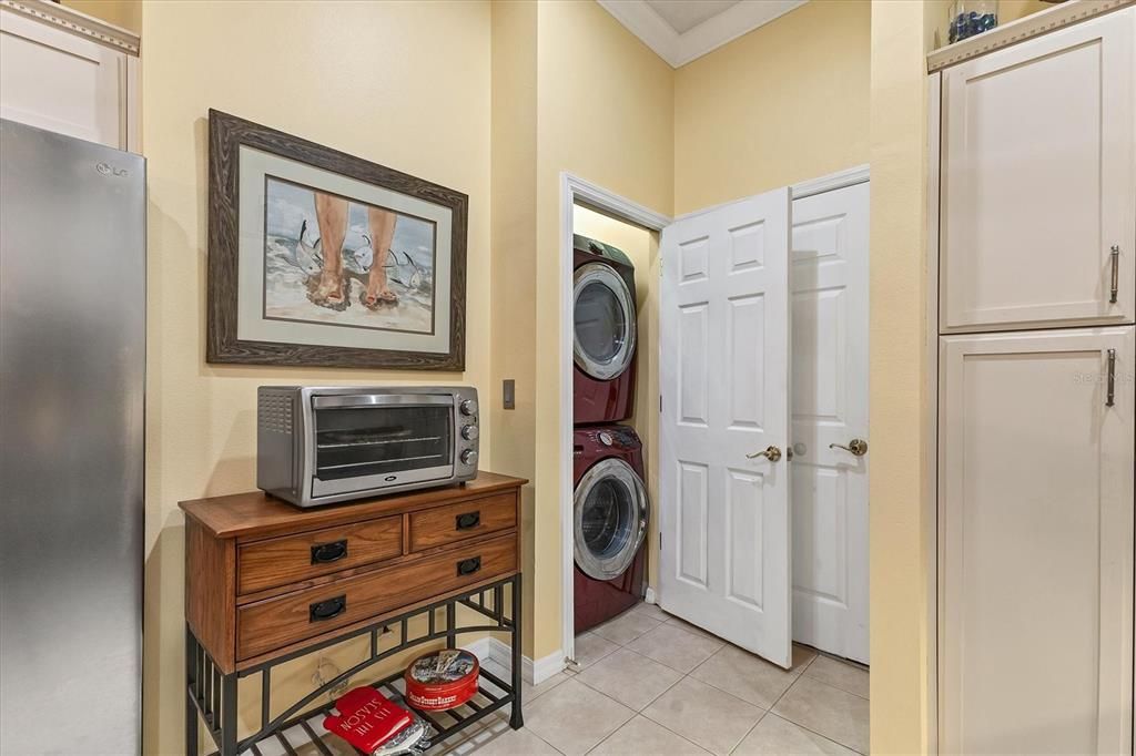 Laundry closet, washer and dryer stay