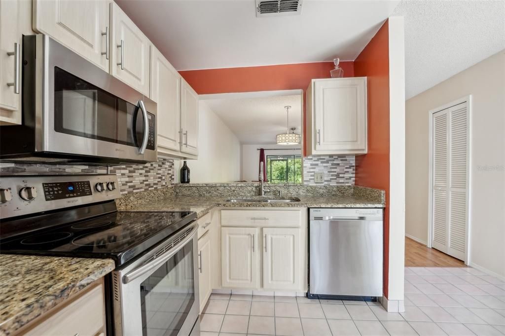 For Sale: $239,000 (2 beds, 1 baths, 1121 Square Feet)