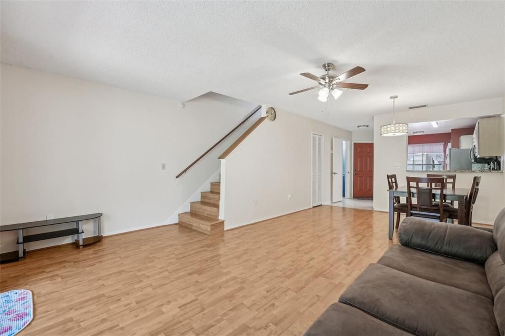 For Sale: $239,000 (2 beds, 1 baths, 1121 Square Feet)