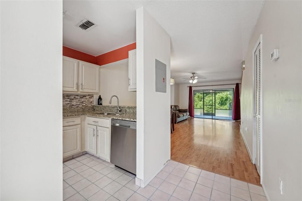 For Sale: $239,000 (2 beds, 1 baths, 1121 Square Feet)