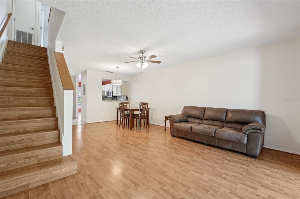 For Sale: $239,000 (2 beds, 1 baths, 1121 Square Feet)