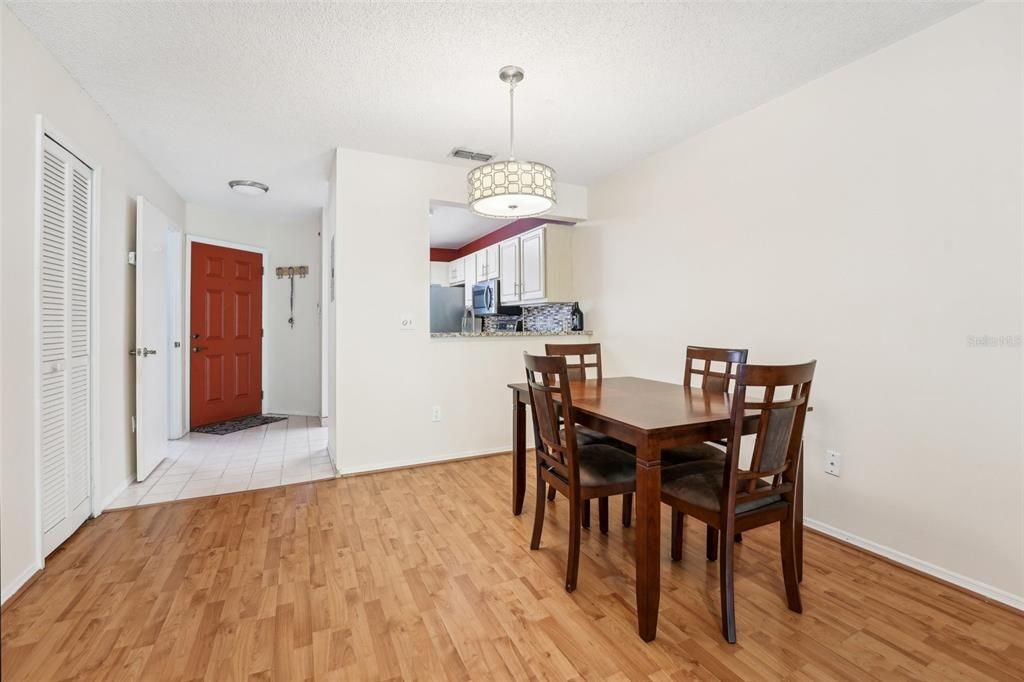 For Sale: $239,000 (2 beds, 1 baths, 1121 Square Feet)
