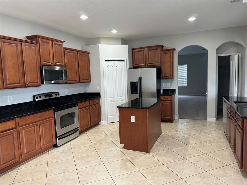For Rent: $3,200 (6 beds, 3 baths, 3138 Square Feet)