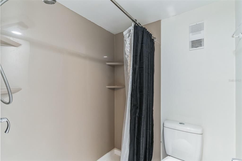 For Sale: $165,000 (1 beds, 1 baths, 633 Square Feet)