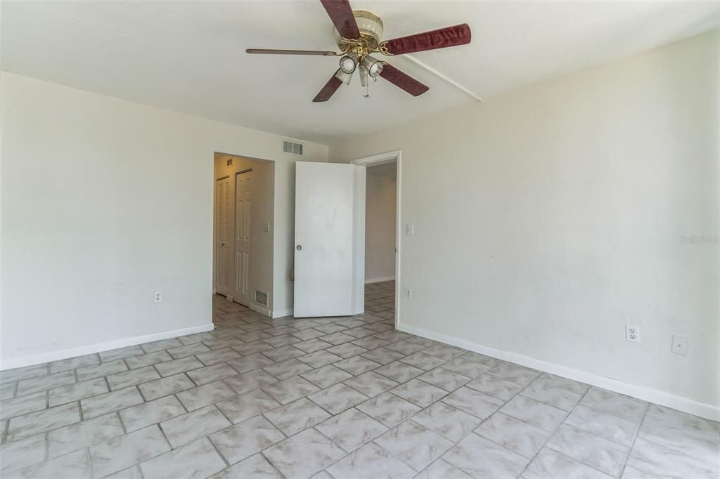 For Sale: $165,000 (1 beds, 1 baths, 633 Square Feet)