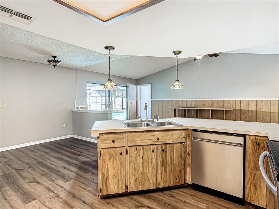 For Sale: $349,900 (3 beds, 2 baths, 1902 Square Feet)