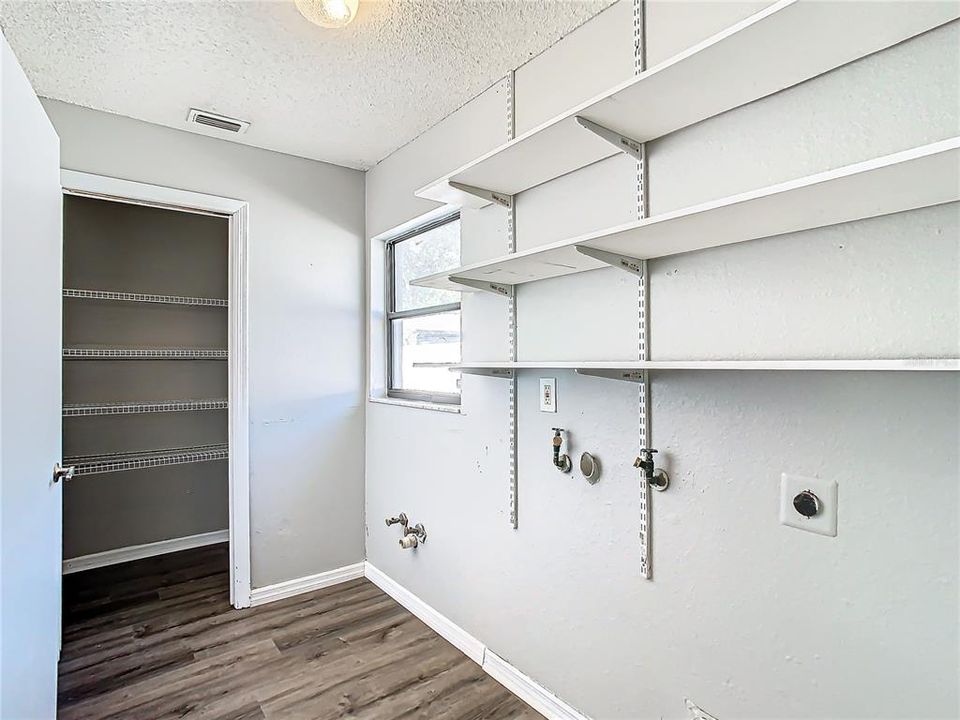 For Sale: $349,900 (3 beds, 2 baths, 1902 Square Feet)