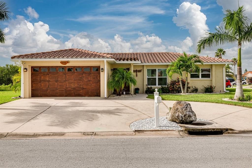 For Sale: $575,000 (3 beds, 2 baths, 1693 Square Feet)