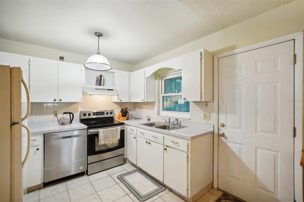 Active With Contract: $350,000 (2 beds, 1 baths, 1100 Square Feet)