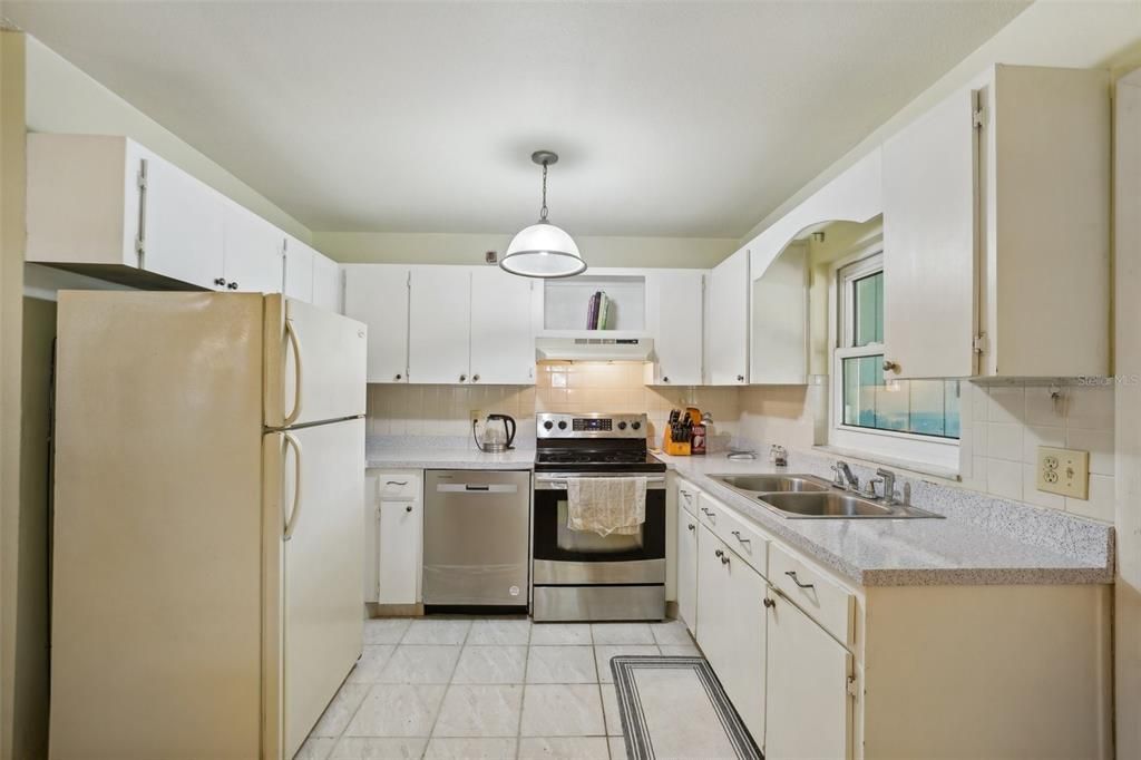 Active With Contract: $350,000 (2 beds, 1 baths, 1100 Square Feet)