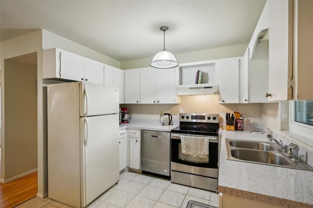 Active With Contract: $350,000 (2 beds, 1 baths, 1100 Square Feet)