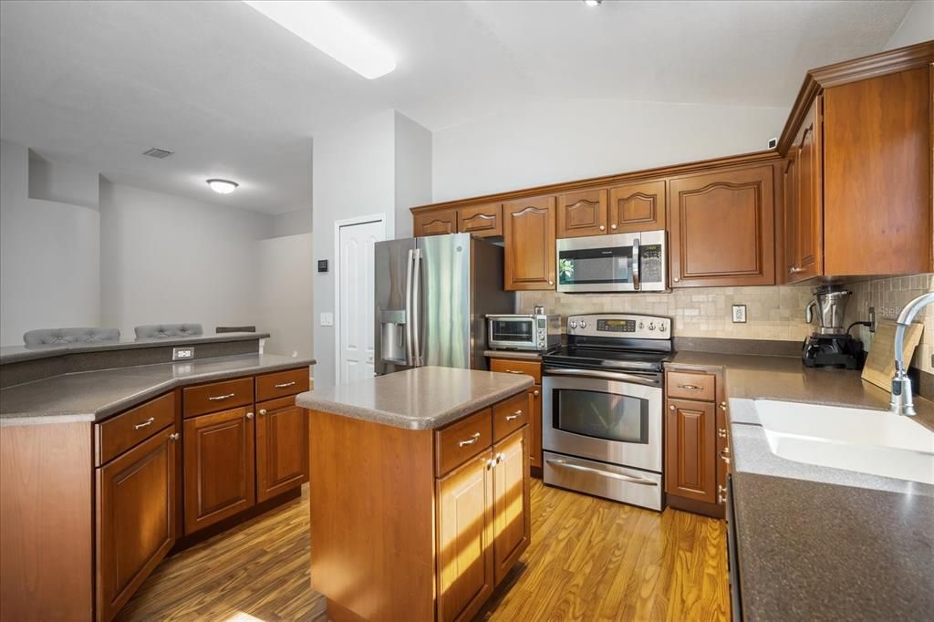 For Sale: $425,000 (3 beds, 2 baths, 1553 Square Feet)