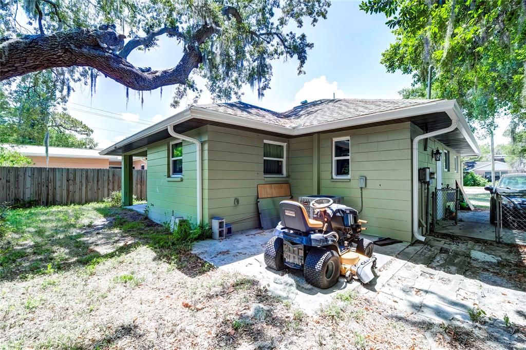 Active With Contract: $279,900 (2 beds, 1 baths, 838 Square Feet)