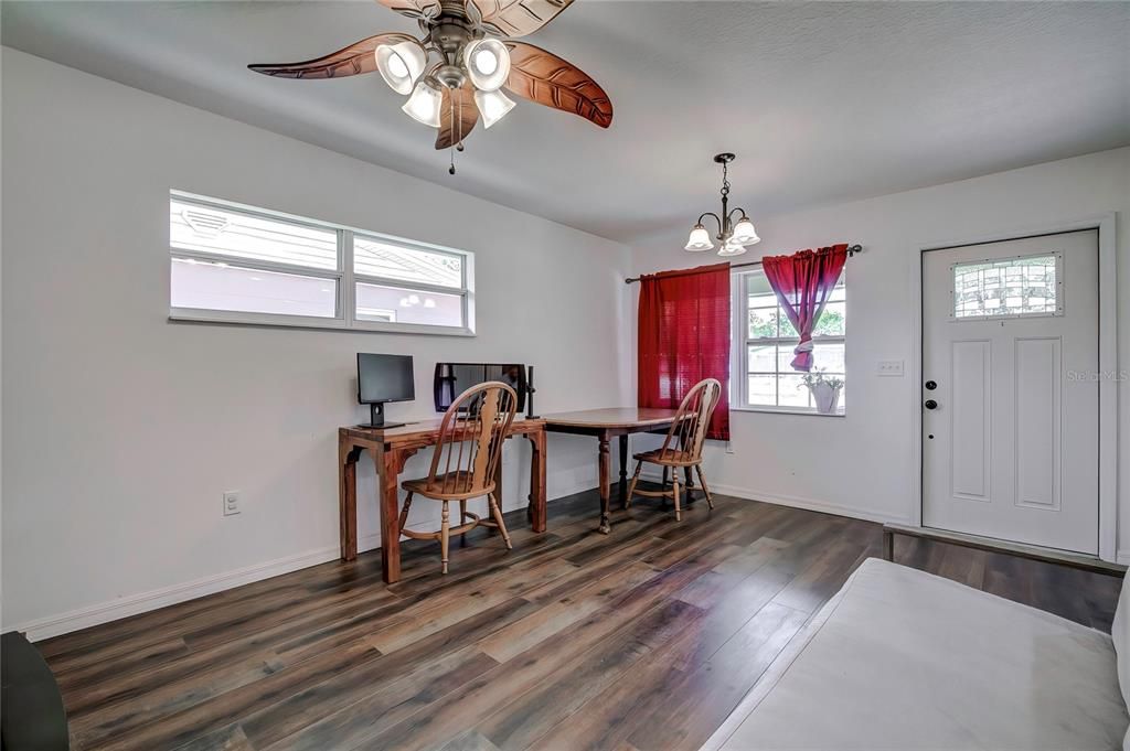 Active With Contract: $279,900 (2 beds, 1 baths, 838 Square Feet)