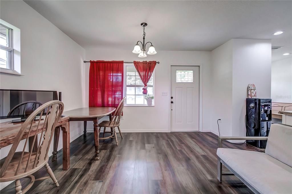 Active With Contract: $279,900 (2 beds, 1 baths, 838 Square Feet)